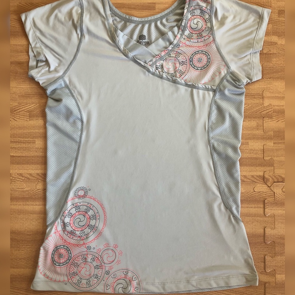 Sherpa v-neck mesh adventure gear tee size L